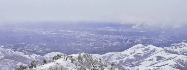 ソルトレイクシティのダウンタウン小さな黒い山からの眺めピーク冬の雪景色の山ハイキングトレイルの景色ボンネビル海岸トレイル ウォッチフロントロッキー山脈 ユタ州 アメリカ合衆国 — ストック写真