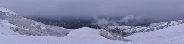 Puncak Gunung Hitam Kecil Mendaki Salju Pemandangan Musim Dingin Melalui — Stok Foto