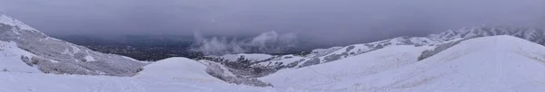 Puncak Gunung Hitam Kecil Mendaki Salju Pemandangan Musim Dingin Melalui — Stok Foto
