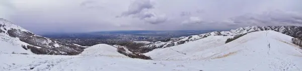 リトルブラックマウンテンピークハイキングトレイル冬は ユタ州ソルトレイクシティのボンネビル海岸トレイル ワサッチフロントロッキー山脈を経由して雪景色を眺めることができます アメリカ合衆国 — ストック写真