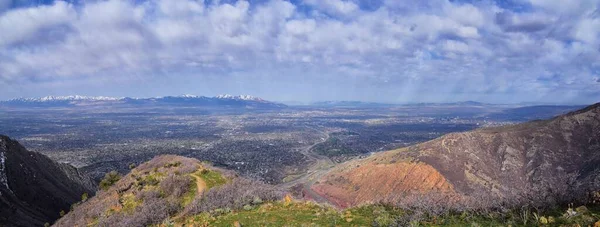 位于美国犹他州盐湖城的格兰德峰远足小径 波纳维尔海岸线小径俯瞰响尾蛇峡谷小径的落基山脉景观 — 图库照片