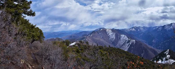 ロッキー山脈の景色グランデューアピークハイキングトレイル BonnevilleショアラインパイプラインオーバールックRattlesnake Gulchトレイル ウォッチフロント ソルトレイクシティ ユタ州 アメリカ合衆国 アメリカ — ストック写真