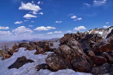 Olympus Tepesi yürüyüş yolu, Utah 'taki Salt Lake City yakınlarındaki Bonneville Shoreline, Wasatch Front Rocky Dağları üzerinden baharı gösteriyor. Birleşik Devletler. ABD