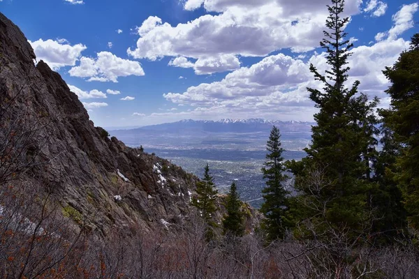 瓦萨奇前山奥林匹斯峰登山小径在春天通过博纳维尔海岸线 落基山脉 盐湖城 犹他州 — 图库照片