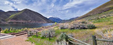 Deer Creek Barajı Baraj Yolu yürüyüş parkuru Heber 'in panoramik manzara manzarası Wasatch Front Rocky Dağları. Utah, ABD, ABD.