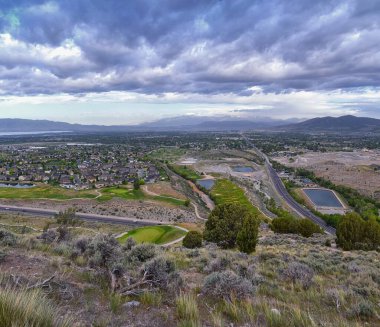 Rocky Dağları Wasatch Cephesi manzarası Timpanogos Dağı 'nın eteklerini, Mahogany Dağı doğa yürüyüşü patikasını, Orem ve Provo, Utah' ın. Birleşik Devletler. ABD.