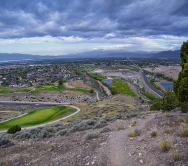 Rocky Dağları Wasatch Cephesi manzarası Timpanogos Dağı 'nın eteklerini, Mahogany Dağı doğa yürüyüşü patikasını, Orem ve Provo, Utah' ın. Birleşik Devletler. ABD.