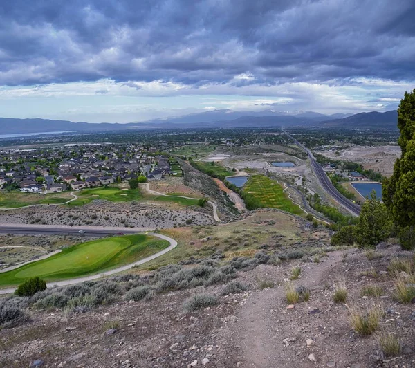 Rocky Dağları Wasatch Cephesi manzarası Timpanogos Dağı 'nın eteklerini, Mahogany Dağı doğa yürüyüşü patikasını, Orem ve Provo, Utah' ın. Birleşik Devletler. ABD.