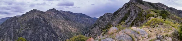 落基山脉瓦萨奇前缘的风景俯瞰着犹他州奥雷姆和普罗沃的特潘戈斯火山山脚下的丘陵地带 这是莫哈尼火山的自然远足小径 — 图库照片