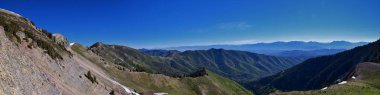 Baharda Rio Tinto Bingham Bakır Madeni 'nin yanındaki Salt Lake Vadisi' ne doğru uzanan Oquirrh 'in Lowe Peak manzarası. Utah. Birleşik Devletler.