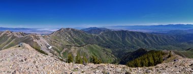 Baharda Rio Tinto Bingham Bakır Madeni 'nin yanındaki Salt Lake Vadisi' ne doğru uzanan Oquirrh 'in Lowe Peak manzarası. Utah. Birleşik Devletler.
