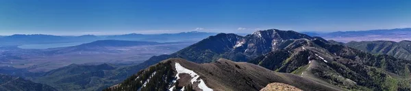 ロッキー山脈はユタ湖 ティンパゴ ティント ビンガム銅鉱山のウォッチフロントに向かうオカリル山脈のピークビューを春に借りています ユタ州 アメリカ合衆国 アメリカ — ストック写真