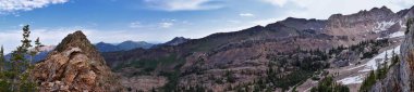 Rocky Dağları, Blanche Gölü 'ndeki Güneş Saati Tepesi yaz aylarında Wasatch Cephesi, Büyük Cottonwood Kanyonu, Salt Lake City, Utah manzaralı yürüyüş parkuru. Birleşik Devletler. ABD
