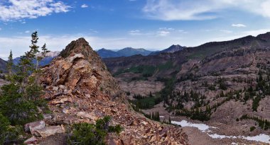 Rocky Dağları, Blanche Gölü 'ndeki Güneş Saati Tepesi yaz aylarında Wasatch Cephesi, Büyük Cottonwood Kanyonu, Salt Lake City, Utah manzaralı yürüyüş parkuru. Birleşik Devletler. ABD