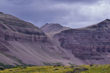Kings Peak panoramik manzarası Uintah Rocky Dağları 'nda yazın Henry' s Fork yürüyüş parkurundan Ashley Ulusal Ormanı, Uintas Wilderness, Utah. Birleşik Devletler. ABD