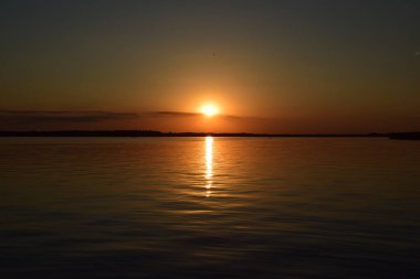 Gölde güzel ve güneşli bir gün batımı