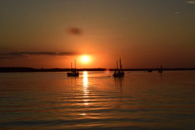 Gölde güzel ve güneşli bir gün batımı