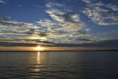 Gölde güzel ve güneşli bir gün batımı