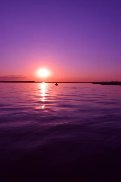 Mooie Zonnige Zonsondergang Het Meer — Stockfoto