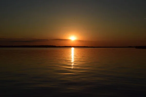 Mooie Zonnige Zonsondergang Het Meer — Stockfoto