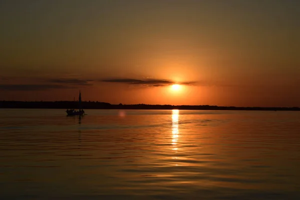 湖に沈む夕日が美しくて — ストック写真