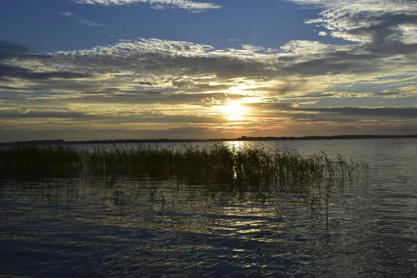 湖に沈む夕日が美しくて — ストック写真