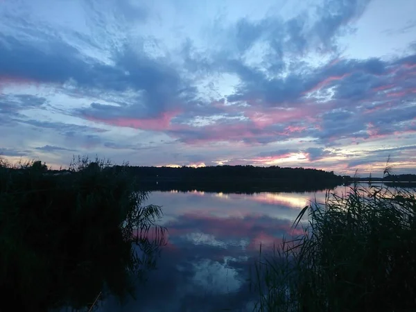 美しい湖での朝や夜の釣り — ストック写真