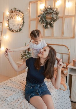 Oyuncak ayısına sarılan ifade dolu küçük bir kızın portresi.