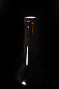 Boyun bir renk, siyah backgraound şişe bira