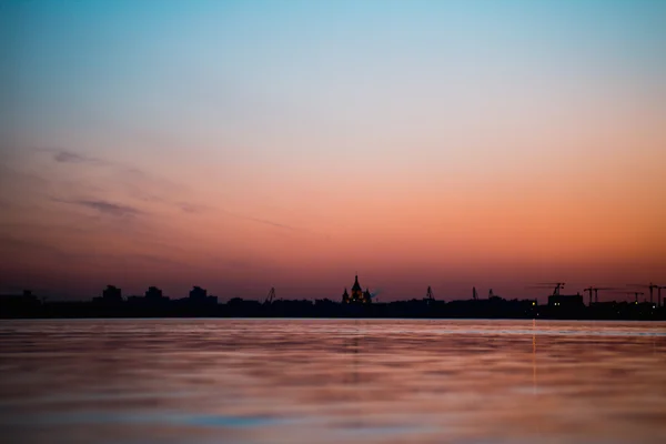 Ciudad nocturna en el fondo del cielo del río — Foto de Stock