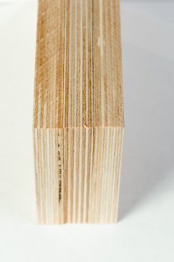 Makro kontrplak panoları yığılmış, tahta döşeme için