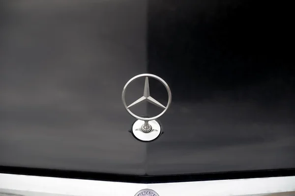 Nizhny Novgorod, Rusia - 14 September 2016: Bonnet hitam, logo grille radiator Mercedes Car — Stok Foto