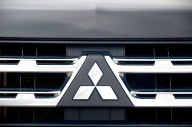 Nizhny Novgorod, Rusya - 14 Eylül 2016: Siyah kaput, radyatör ızgarası logosu Mitsubishi Pajero spor araba