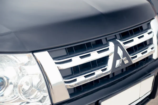 Nizhny novgorod, russland - 14. September 2016: die schwarze Motorhaube, das Kühlergrill-Logo des Sportwagens mitsubishi pajero Stockfoto