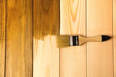 Fırça ve kahverengi pa ile ahşap plakalar boyama işlemi