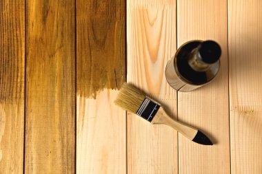 Fırça ve bottl ahşap plakalar boyama işlemi