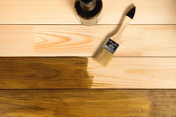 Proces malowania drewna deski z pędzla i butelek — Zdjęcie stockowe