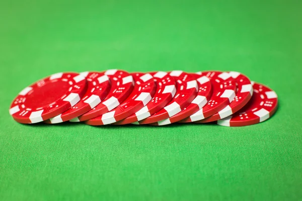 Stack di fiches da poker su un tavolo verde — Foto Stock