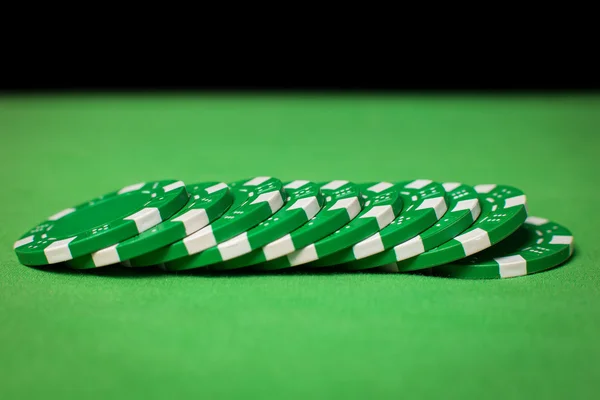 Stack di fiches da poker su un tavolo verde — Foto Stock