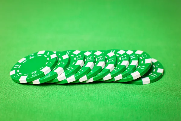 Stack di fiches da poker su un tavolo verde — Foto Stock