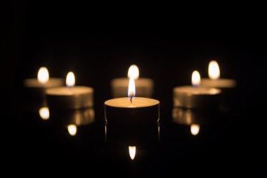 Yansıma siyah çay mumlar