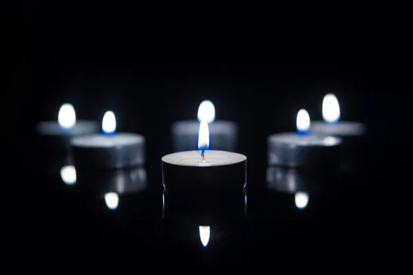 Yansıma siyah çay mumlar. Soğuk ışık
