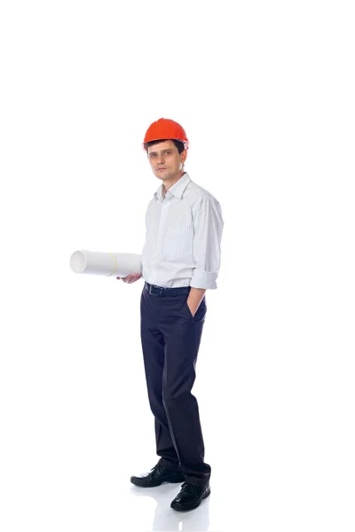 Homem de camisa, capacete de construção laranja com um rolo de papel — Fotografia de Stock