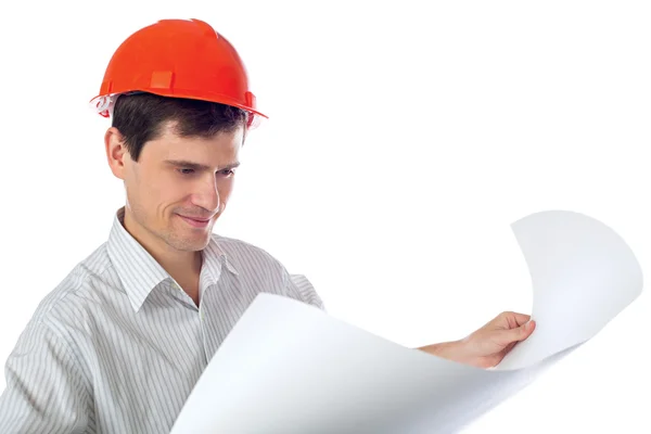 Hombre en una camisa casco de construcción naranja con planos — Foto de Stock