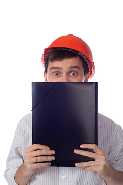 Man in een shirt oranje bouw helm heeft betrekking op zijn gezicht — Stockfoto