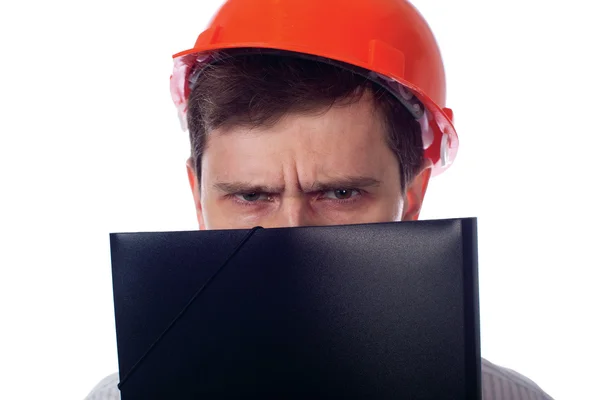 Uomo in camicia arancio costruzione casco copre il viso — Foto Stock