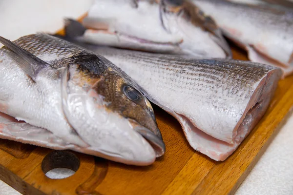 Dorado vis op een snijden bestuur mes knippen de helft — Stockfoto