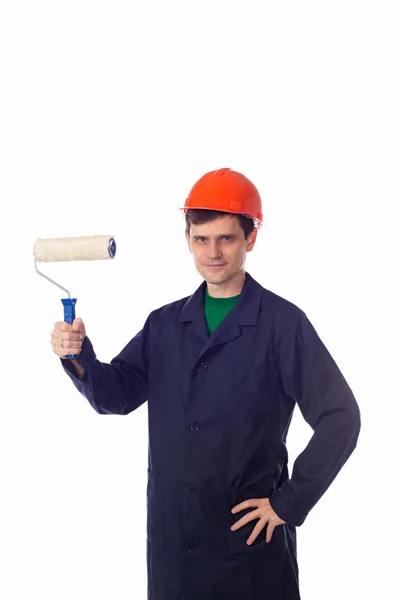 Mann mit Helm und blauem Gewand hält Malerrolle in der Hand — Stockfoto
