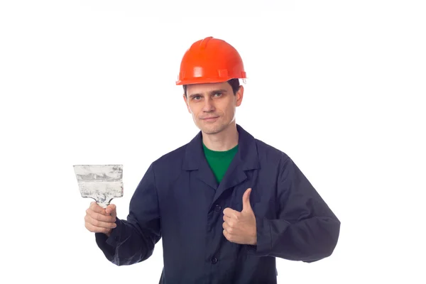 Человек в каске и синем халате, держащий в руках строительный щит, показывает — стоковое фото
