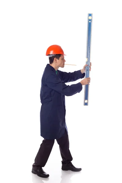 Homem em um capacete e roupão azul segurando nível edifício, pensil i — Fotografia de Stock